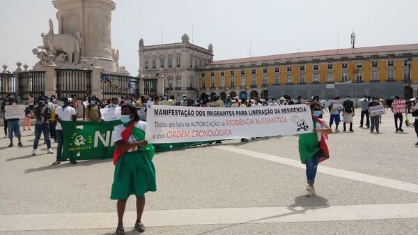 Manifestantes protestam na Praça do Comércio, em Lisboa, em julho de 2021 - Sputnik Brasil