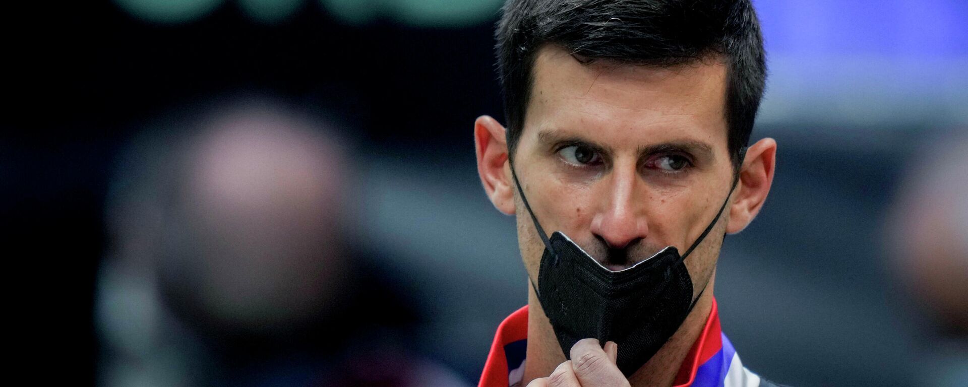 Em Innsbruck, na Áustria, o tenista Novak Djokovic manipula uma máscara durante cerimônia na Copa Davis, em meio à pandemia da COVID-19, em 26 de novembro de 2021 - Sputnik Brasil, 1920, 13.01.2022