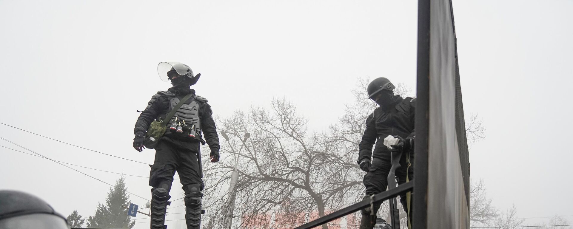 Em Almaty, no Cazaquistão, policiais tentam conter manifestantes, em 5 de janeiro de 2022 - Sputnik Brasil, 1920, 06.01.2022