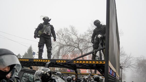 Em Almaty, no Cazaquistão, policiais tentam conter manifestantes, em 5 de janeiro de 2022 - Sputnik Brasil