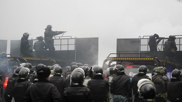 Em Almaty, no Cazaquistão, a polícia bloqueia uma rua para barrar manifestantes durante protesto, em 5 de janeiro de 2022 - Sputnik Brasil