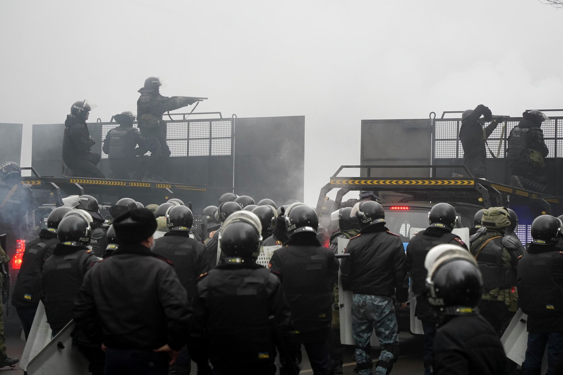 Em Almaty, no Cazaquistão, a polícia bloqueia uma rua para barrar manifestantes durante protesto, em 5 de janeiro de 2022 - Sputnik Brasil, 1920, 08.01.2022