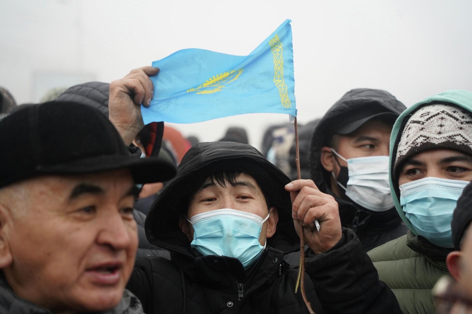 Em Almaty, no Cazaquistão, um manifestante segura uma bandeira cazaque em meio a um protesto, em 5 de janeiro de 2022 - Sputnik Brasil, 1920, 06.01.2022