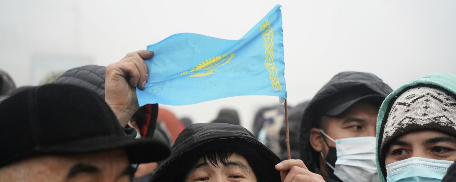 Em Almaty, no Cazaquistão, um manifestante segura uma bandeira cazaque em meio a um protesto, em 5 de janeiro de 2022 - Sputnik Brasil, 1920, 06.01.2022