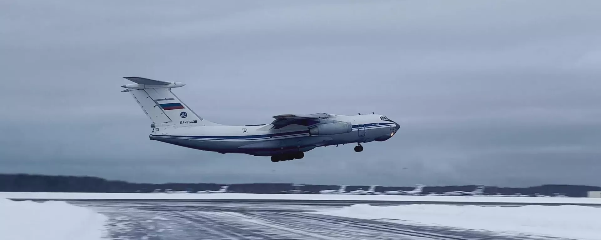 Avião de transporte militar Il-76 com forças de paz russas parte para Cazaquistão do aeródromo Chkalovsky, 6 de janeiro de 2022 - Sputnik Brasil, 1920, 24.01.2024