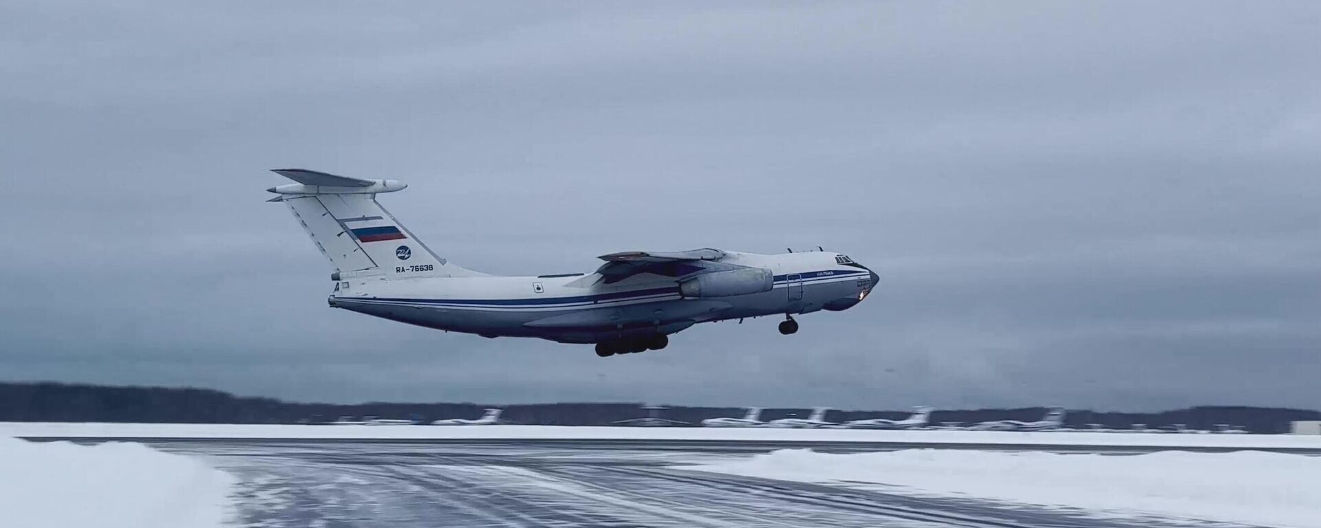 Avião de transporte militar Il-76 com forças de paz russas parte para Cazaquistão do aeródromo Chkalovsky, 6 de janeiro de 2022 - Sputnik Brasil, 1920, 06.01.2022