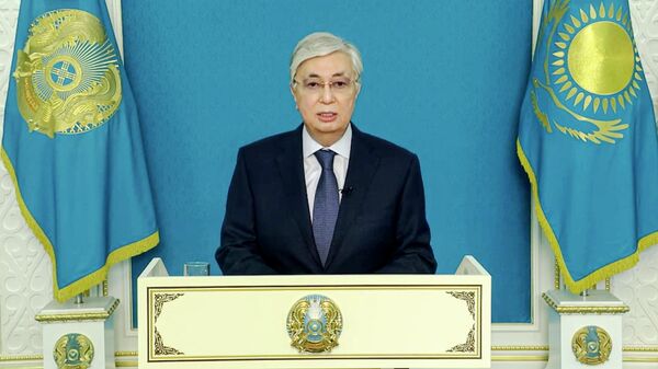 Em Nursultan, no Cazaquistão, o presidente cazaque Kassym-Jomart Tokaev realiza um discurso televisionado para o país em meio a uma crise de protestos e conflitos, em 5 de janeiro de 2022 - Sputnik Brasil