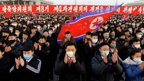 Em Pyongyang, cidadãos norte-coreanos participam de plenária do Comitê Central do Partido dos Trabalhadores da Coreia do Norte, em 5 de janeiro de 2022 - Sputnik Brasil