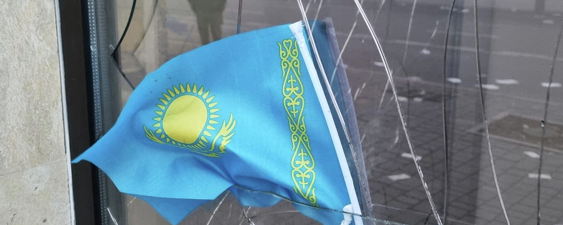 Bandeira do Cazaquistão durante protestos em Almaty, Cazaquistão, 6 de janeiro de 2022 - Sputnik Brasil, 1920, 07.01.2022