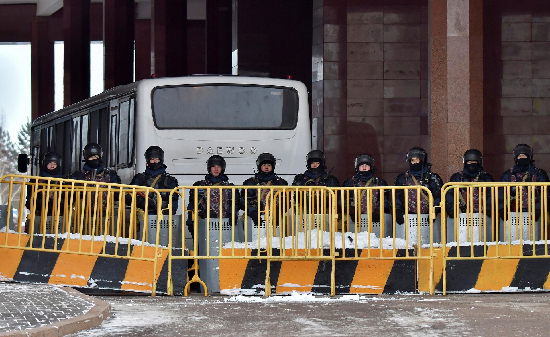 Oficiais de segurança na cidade de Nursultan, em meio aos protestos no Cazaquistão, 6 de janeiro de 2022 - Sputnik Brasil, 1920, 07.01.2022