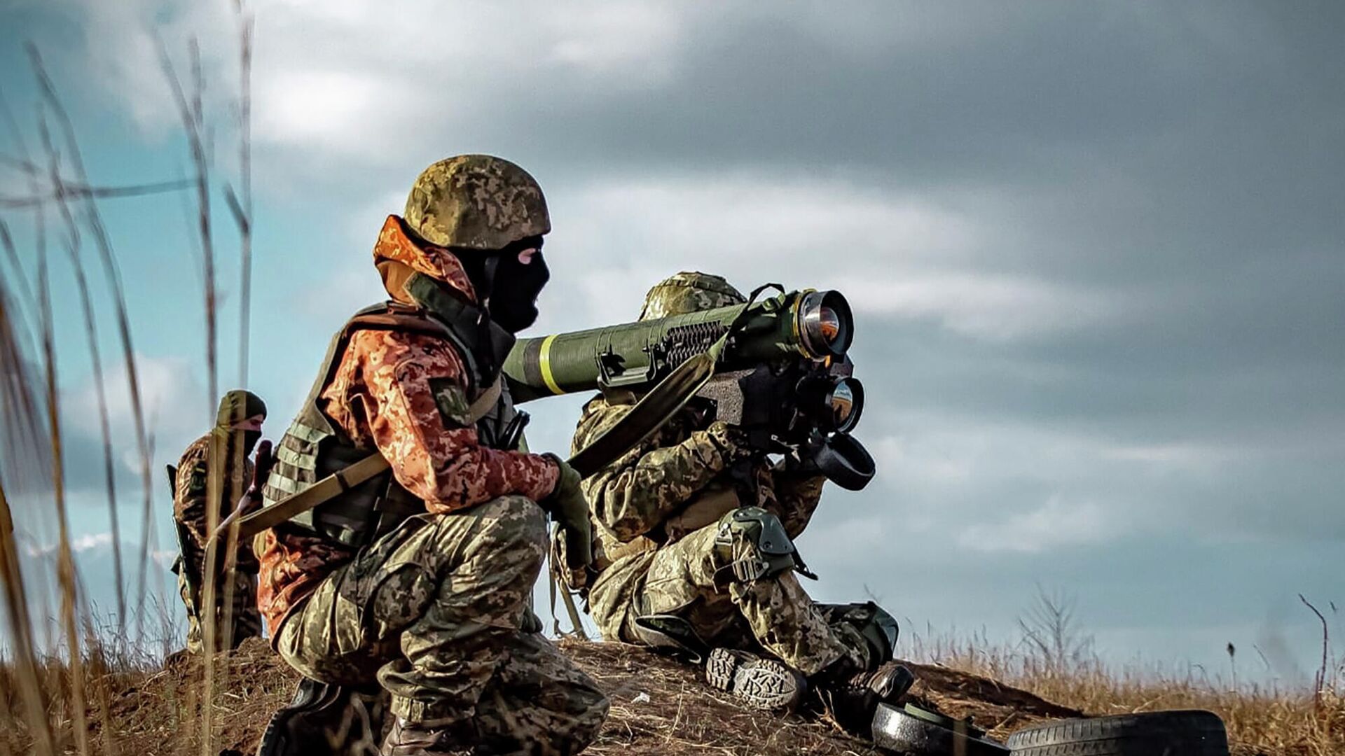 Soldados ucranianos usam um lançador com mísseis Javelin dos EUA durante exercícios militares na região de Donetsk, Ucrânia, em 23 de dezembro de 2021 - Sputnik Brasil, 1920, 11.06.2022