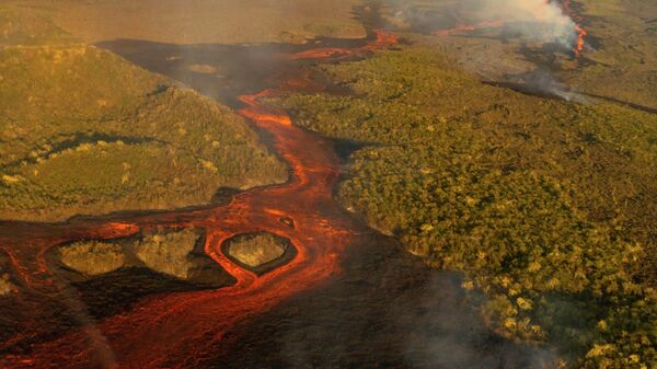 Foto divulgada pelo escritório de comunicações do Parque Nacional de Galápagos mostra, de cima, a erupção do vulcão Wolf na ilha Isabela, Galápagos, em 7 de janeiro de 2022 - Sputnik Brasil