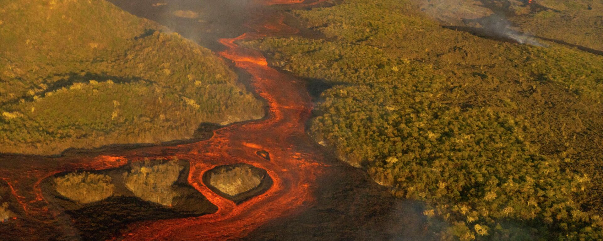 Foto divulgada pelo escritório de comunicações do Parque Nacional de Galápagos mostra, de cima, a erupção do vulcão Wolf na ilha Isabela, Galápagos, em 7 de janeiro de 2022 - Sputnik Brasil, 1920, 07.01.2022