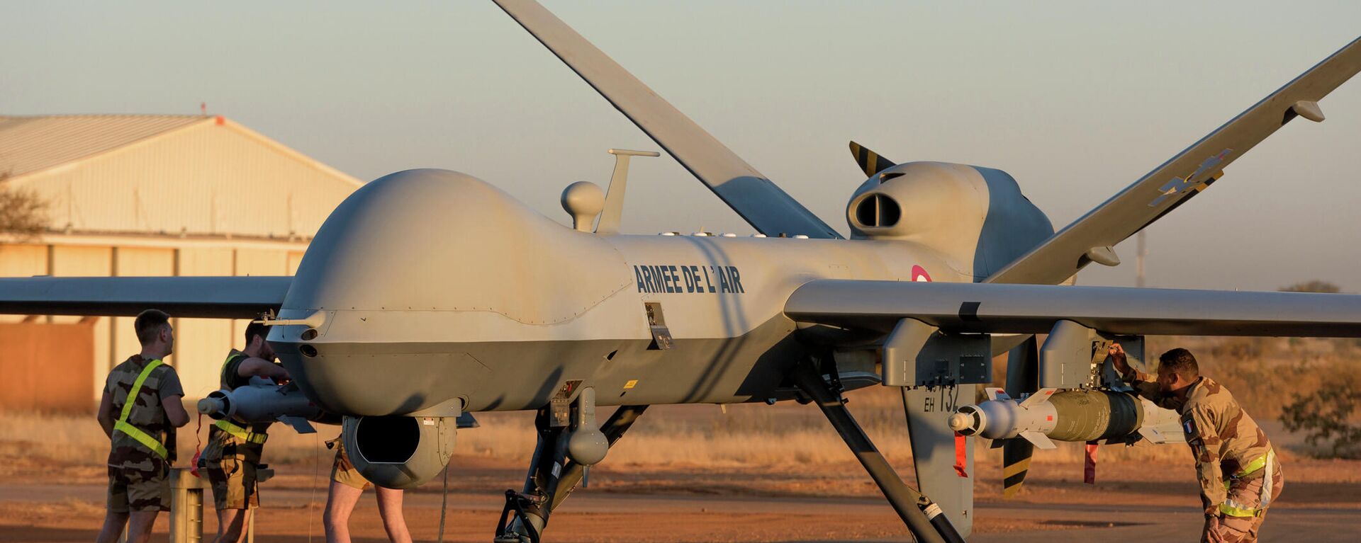 Na base aérea de Niamey, no Níger, soldados franceses carregam um drone modelo Reaper com mísseis, em 17 de dezembro de 2019 - Sputnik Brasil, 1920, 02.02.2023