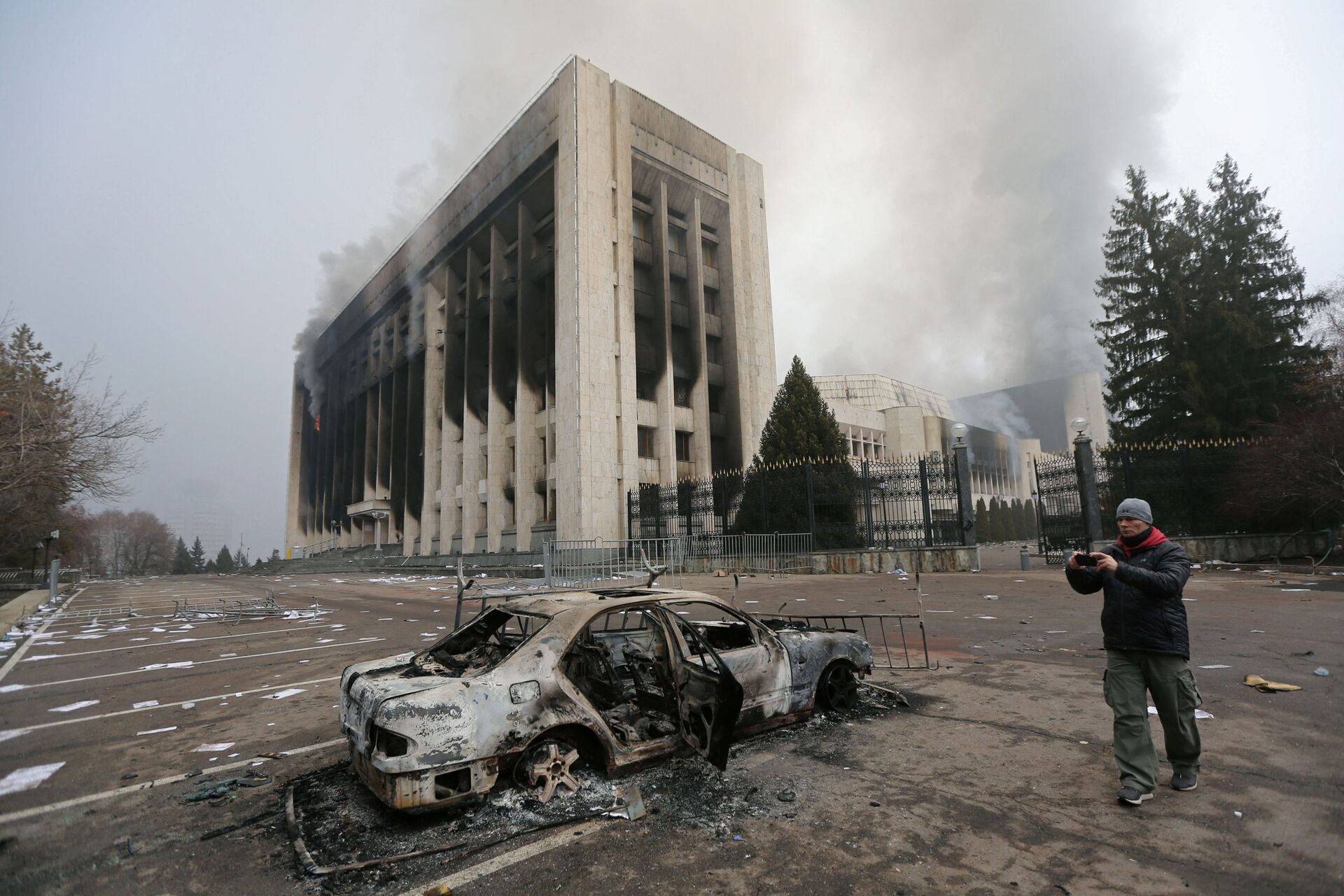 Carro queimado em frente à prefeitura após os protestos em Almaty, no Cazaquistão - Sputnik Brasil, 1920, 10.01.2022