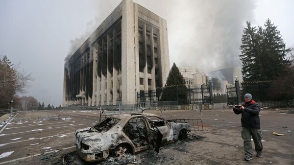 Carro queimado em frente à prefeitura após os protestos em Almaty, no Cazaquistão - Sputnik Brasil