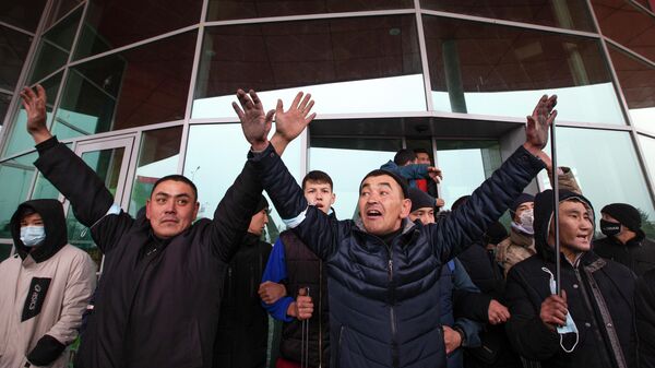 Voluntários prontos para guardar centro comercial durante protestos em Almaty, Cazaquistão, 7 de janeiro de 2022 - Sputnik Brasil