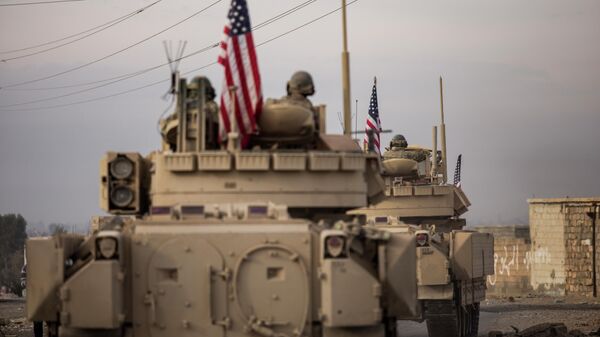 Militares dos EUA dirigem veículo militar Bradley durante exercícios militares com as Forças Democráticas da Síria (FDS) na província de Deir ez-Zor, na Síria, em 8 de dezembro de 2021 - Sputnik Brasil