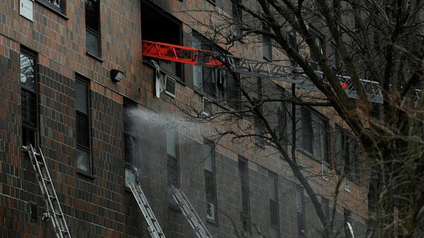Bombeiros respondem a incêndio em prédio de apartamento do condado de Bronx, Nova York, EUA, 9 de janeiro de 2022 - Sputnik Brasil
