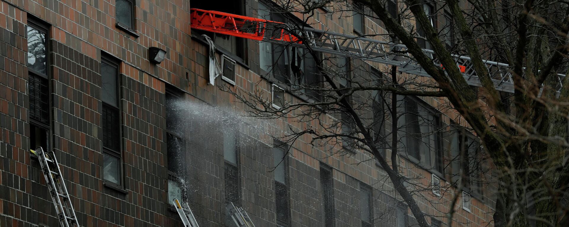 Bombeiros respondem a incêndio em prédio de apartamento do condado de Bronx, Nova York, EUA, 9 de janeiro de 2022 - Sputnik Brasil, 1920, 09.01.2022