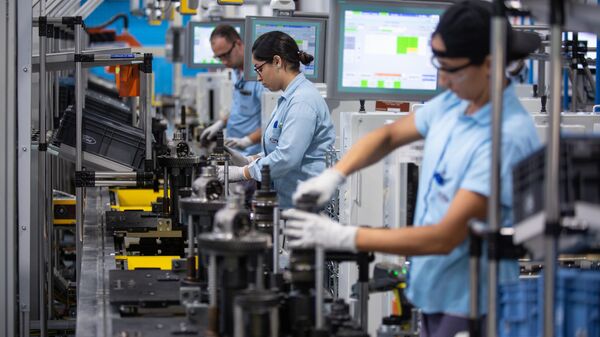 Linha de produção de motores em fábrica da Ford em Taubaté, no interior paulista - Sputnik Brasil