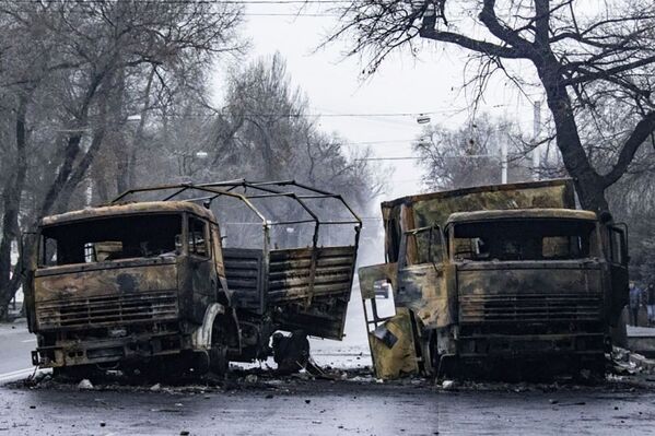 Caminhões queimados após protestos violentos em Almaty, Cazaquistão - Sputnik Brasil