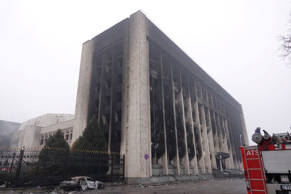 Panorama da sede da administração da cidade, queimada durante violentos protestos em massa contra a subida dos preços do combustível, Almaty, Cazaquistão, 7 de janeiro de 2022 - Sputnik Brasil