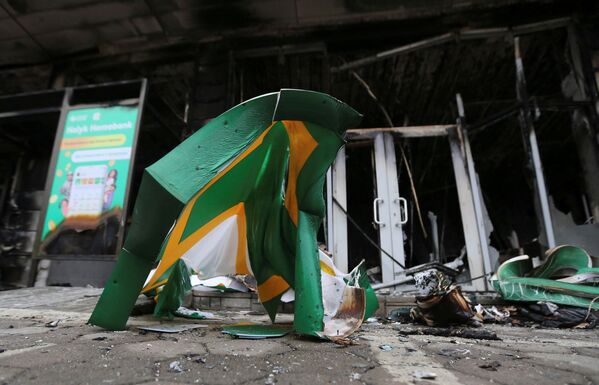 Prédio queimado de sucursal do Banco Halyk após violentos protestos em massa contra a subida dos preços do combustível, Almaty, Cazaquistão, 9 de janeiro de 2022 - Sputnik Brasil