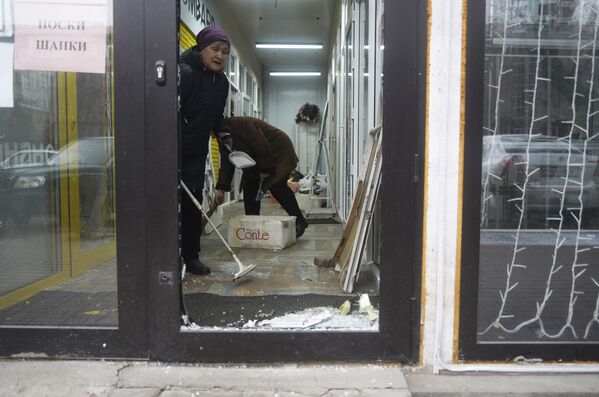Vendedores limpam loja assaltada e saqueada durante violentos protestos em massa contra a subida dos preços do combustível, Almaty, Cazaquistão, 10 de janeiro de 2022 - Sputnik Brasil