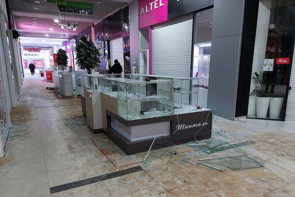 Vitrines, vandalizadas por saqueadores durante violentos protestos, no centro comercial Mart em Almaty, Cazaquistão - Sputnik Brasil