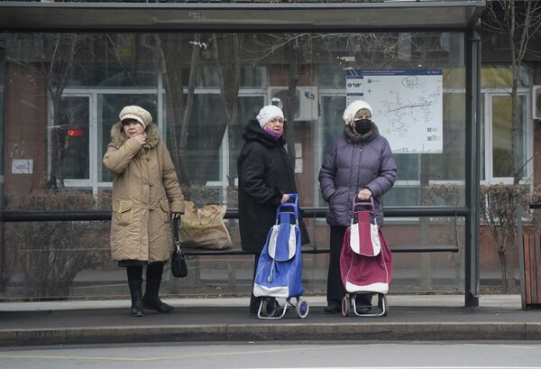 Mulheres esperam por ônibus em ponto de ônibus em Almaty, Cazaquistão, 10 de janeiro de 2022 - Sputnik Brasil