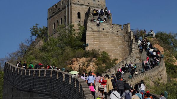 Turistas escalam o trecho de Badaling da Grande Muralha da China, nos arredores de Pequim, na terça-feira, 6 de outubro de 2020 - Sputnik Brasil