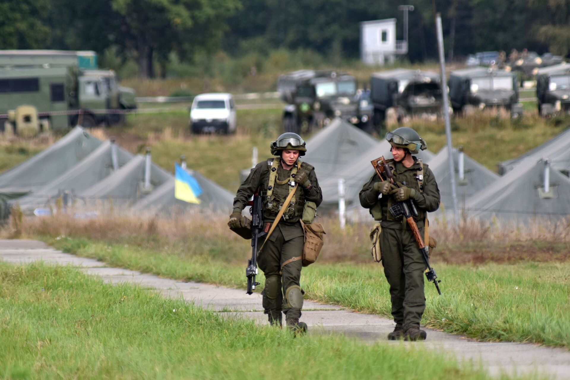Военнослужащие Украины во время совместных военных учений Украины и стран НАТО Rapid Trident-2020 - Sputnik Brasil, 1920, 17.07.2023