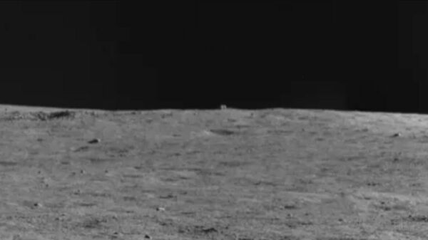Foto da cabana misteriosa na cratera Von Karman, tirada pelo rover lunar Yuytu-2 - Sputnik Brasil