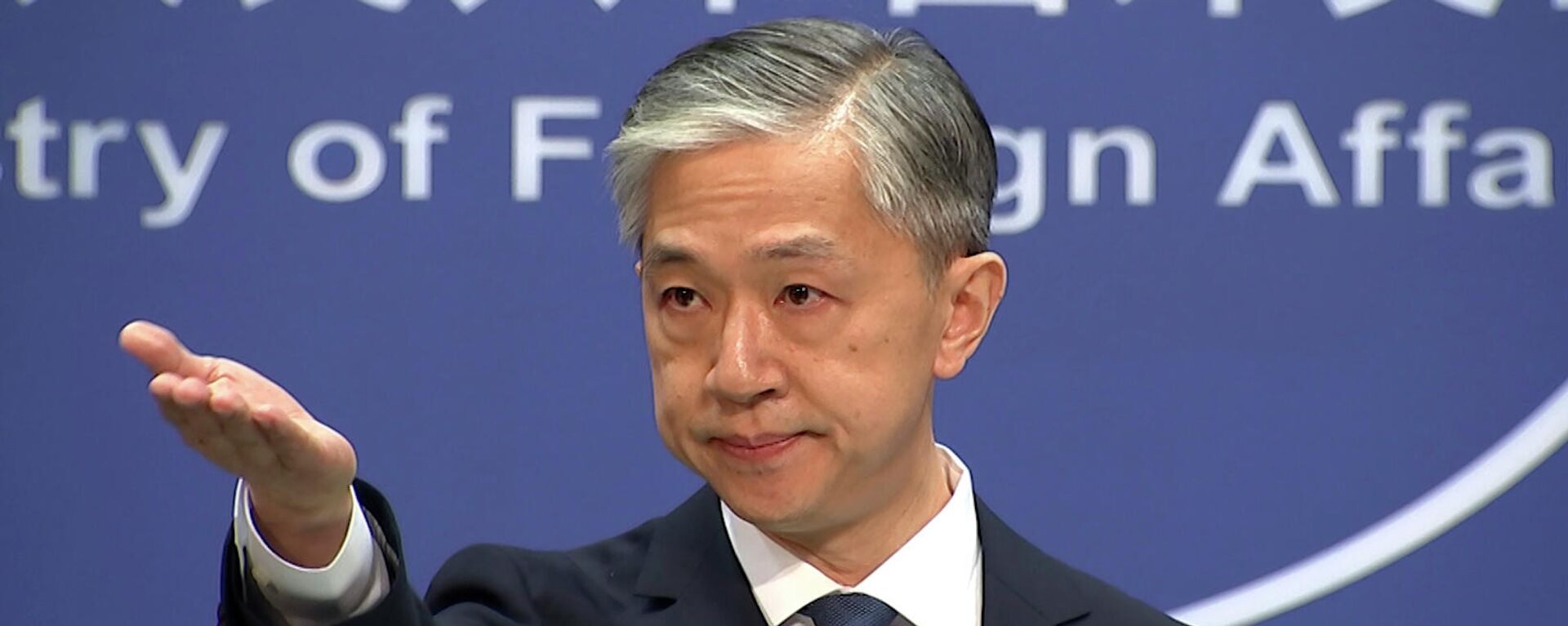 O porta-voz do Ministério das Relações Exteriores, Wang Wenbin, gesticula durante briefing diário em Pequim, em 22 de julho de 2020 - Sputnik Brasil, 1920, 10.01.2022