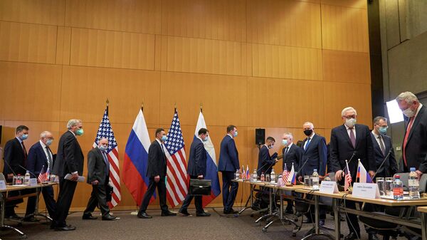 Sergei Ryabkov, vice-ministro das Relações Exteriores da Rússia, Wendy Sherman, vice-secretária de Estado dos EUA, e respetivas equipes, chegam para negociações de segurança à representação permanente dos EUA na ONU em Genebra, Suíça, 10 de janeiro de 2022 - Sputnik Brasil