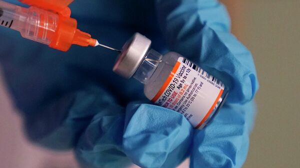 Farmacêutica prepara uma dose infantil da vacina da Pfizer contra a COVID-19 em 29 de dezembro de 2021, em Lawrence, Massachusetts - Sputnik Brasil