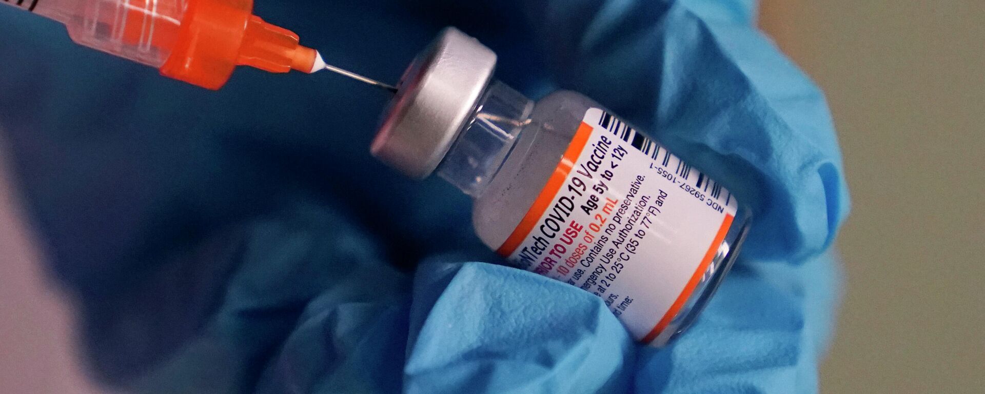 Farmacêutica prepara uma dose infantil da vacina da Pfizer contra a COVID-19 em 29 de dezembro de 2021, em Lawrence, Massachusetts - Sputnik Brasil, 1920, 10.01.2022