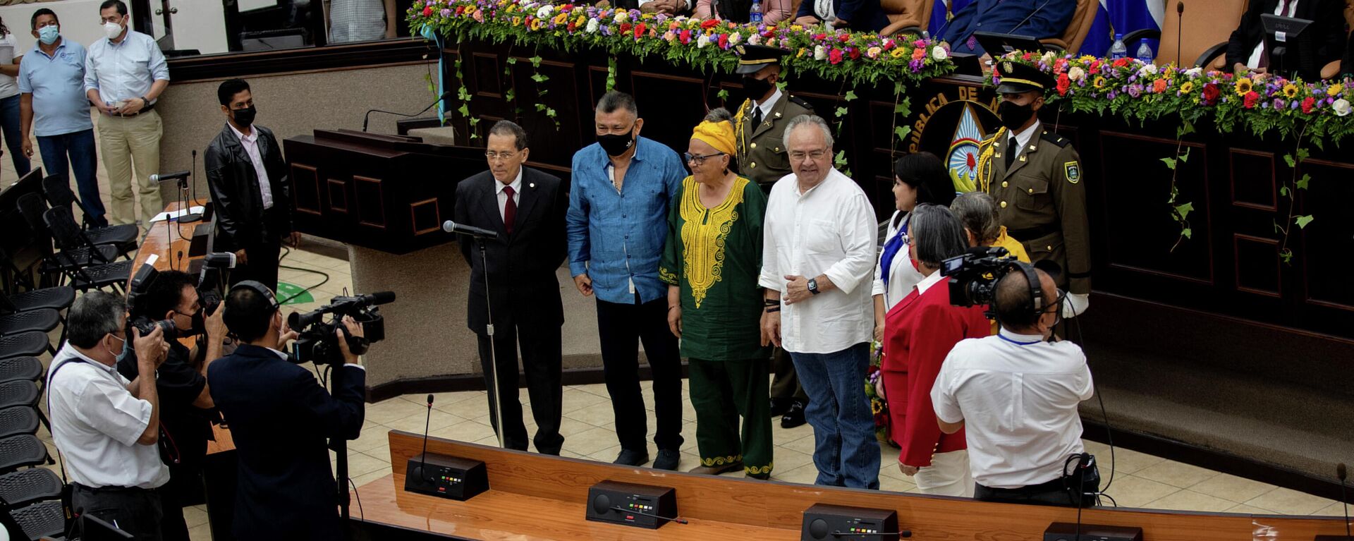 Legisladores de novo parlamento participam de cerimônia de posse da Assembleia Nacional nicaraguense, antes da posse de Daniel Ortega para sua quarta presidência do país, Manágua, Nicarágua, 9 de janeiro de 2022 - Sputnik Brasil, 1920, 10.01.2022