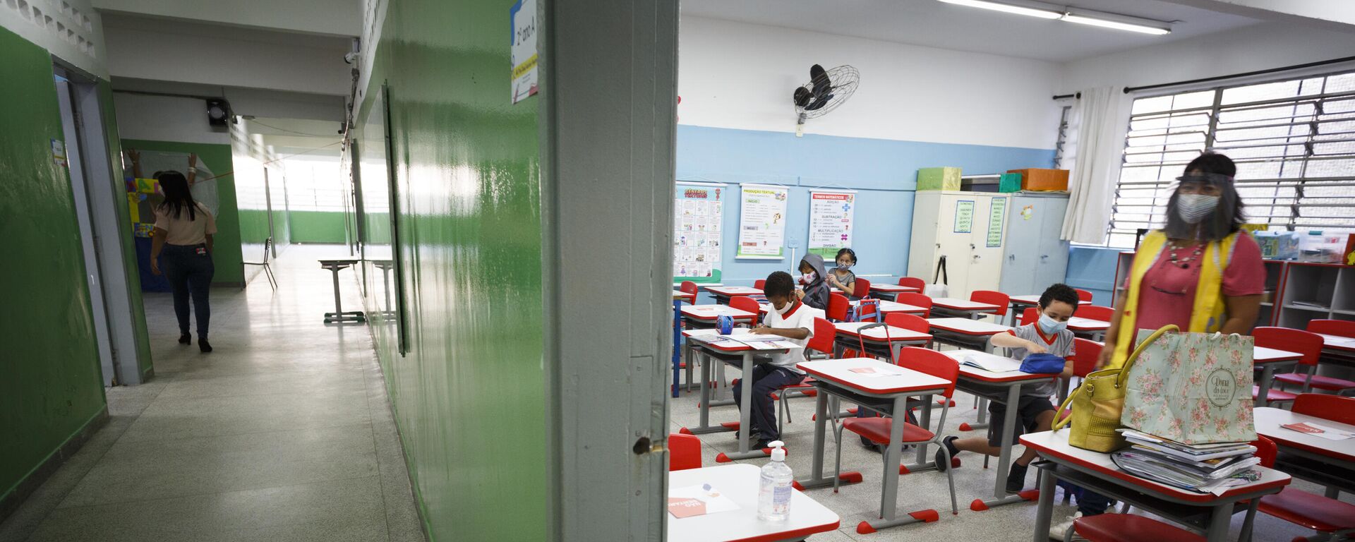 Em São Paulo, estudantes assistem aula na Escola Estadual Raul Antônio Fragoso, em Pirituba, na Zona Oeste paulistana, durante a pandemia da COVID-19, em 8 de fevereiro de 2021 - Sputnik Brasil, 1920, 10.01.2022