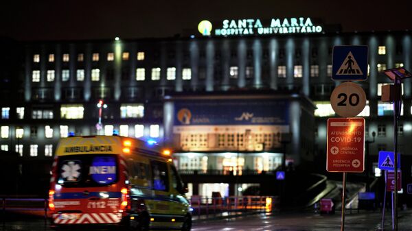 Ambulância chega ao Hospital Universitário Santa Maria, em Lisboa, um dos principais de Portugal - Sputnik Brasil