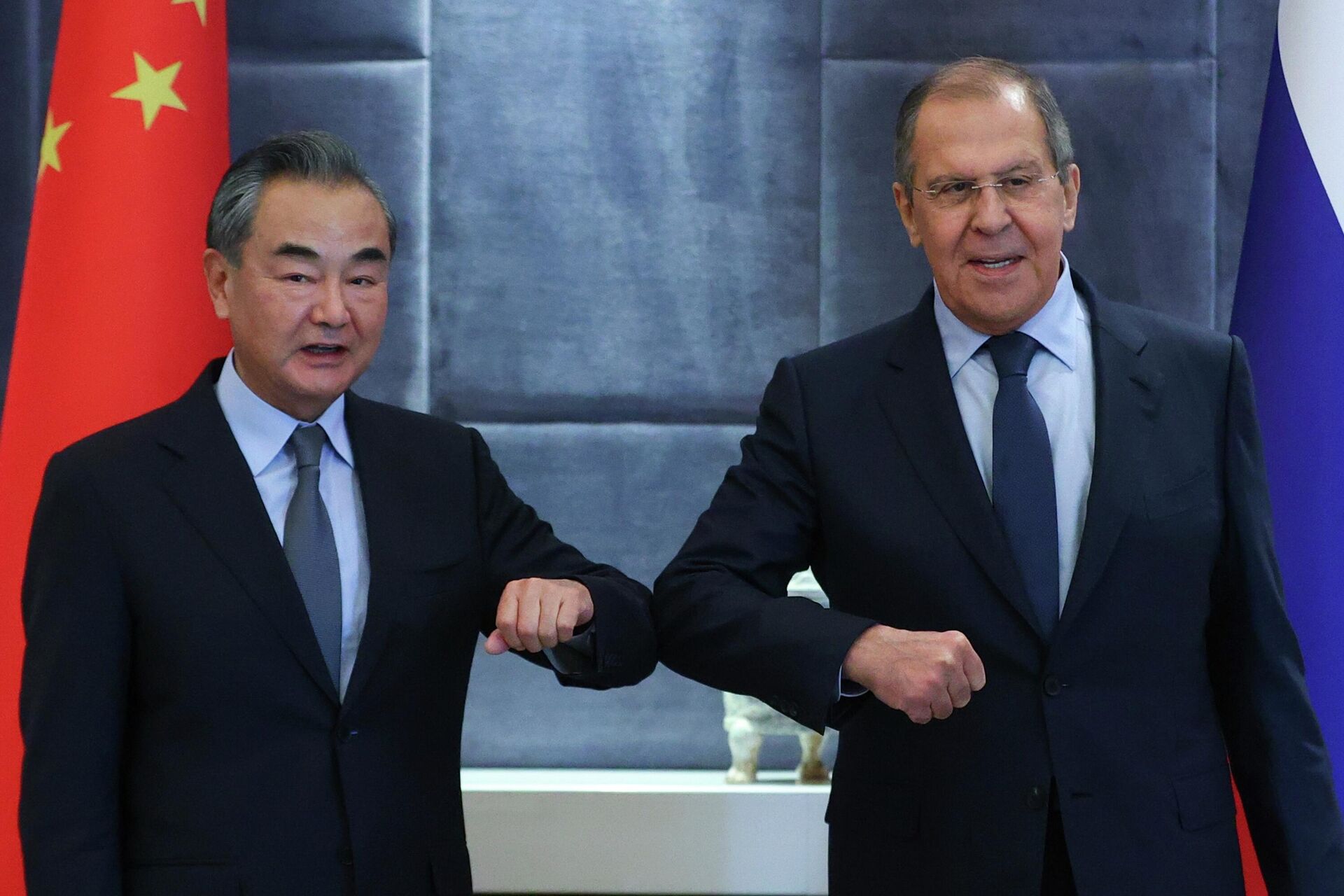 Chanceler chinês, Wang Yi, e chanceler russo, Sergei Lavrov, durante reunião da CSTO em Dushanbe, Tajiquistão, 16 de setembro de 2021 - Sputnik Brasil, 1920, 11.01.2022