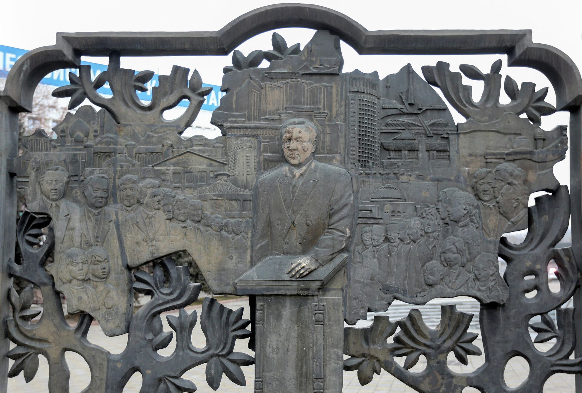 Escultura retratando o primeiro presidente cazaque, Nursultan Nazarbaev, em Almaty, suja de lama durante os recentes protestos no país, 11 de janeiro de 2022 - Sputnik Brasil, 1920, 11.01.2022