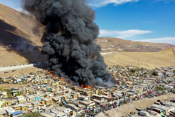 Panorama de incêndio que começou no bairro de baixa renda de Laguna Verde, Iquique, Chile, 10 de janeiro de 2022 - Sputnik Brasil