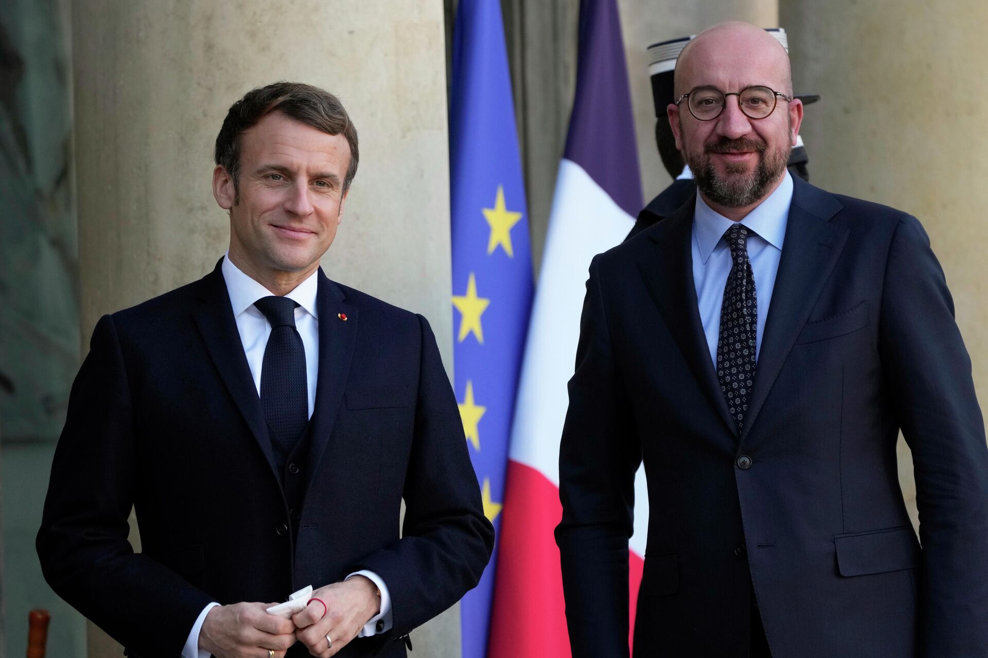 Presidente francês, Emmanuel Macron, com o presidente do Conselho Europeu antes de sua reunião no Palácio do Eliseu, Paris, 11 de janeiro de 2022 - Sputnik Brasil, 1920, 11.01.2022