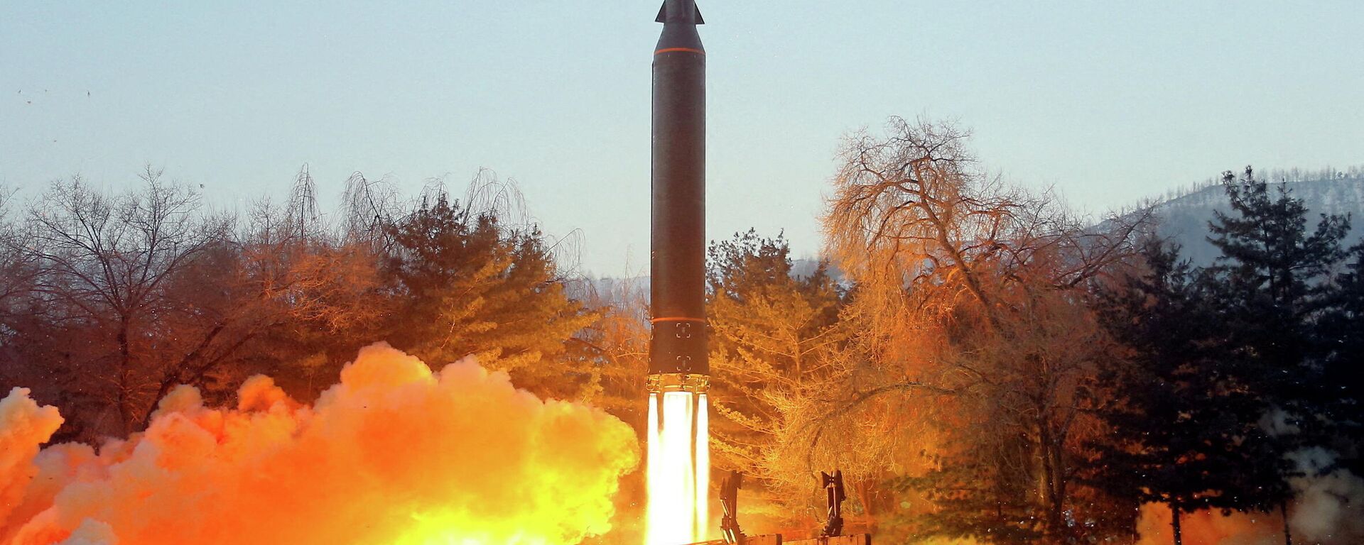 Disparo do que a agência norte-coreana KCNA diz ser um míssil hipersônico na Coreia do Norte, 5 de janeiro de 2022 - Sputnik Brasil, 1920, 21.01.2022