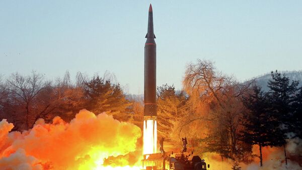 Disparo do que a agência norte-coreana KCNA diz ser um míssil hipersônico na Coreia do Norte, 5 de janeiro de 2022 - Sputnik Brasil