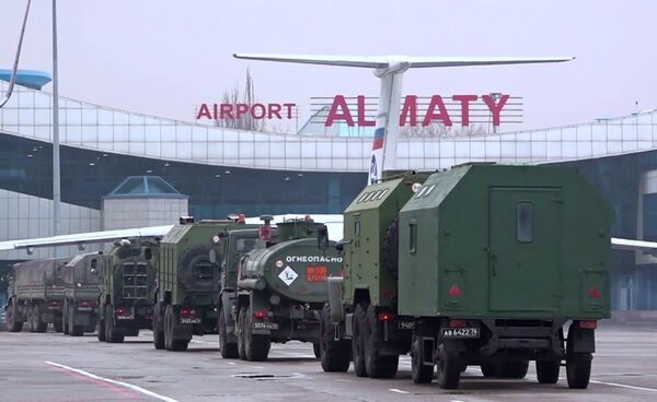 Equipamento militar das forças de paz russas da Organização do Tratado de Segurança Coletiva (CSTO, na sigla em inglês) no aeroporto de Almaty, Cazaquistão - Sputnik Brasil