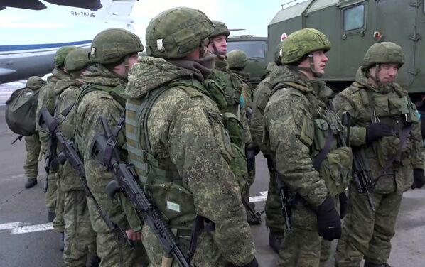 Contingente das forças de paz russas da Organização do Tratado de Segurança Coletiva (CSTO, na sigla em inglês) em aeródromo de Almaty, Cazaquistão - Sputnik Brasil