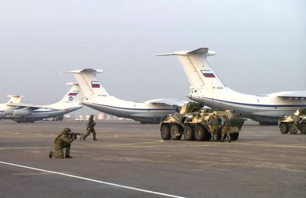 Treinamento de militares do contingente das forças de paz russas da Organização do Tratado de Segurança Coletiva (CSTO, na sigla em inglês) em aeródromo de Almaty, Cazaquistão - Sputnik Brasil